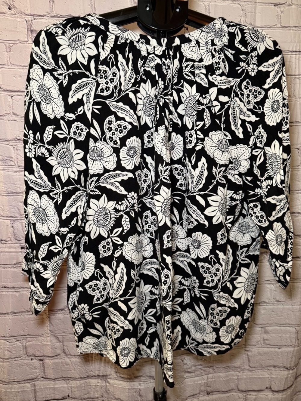 Jones New York Black and White Floral V-Neck Blouse - Picture 5 of 7